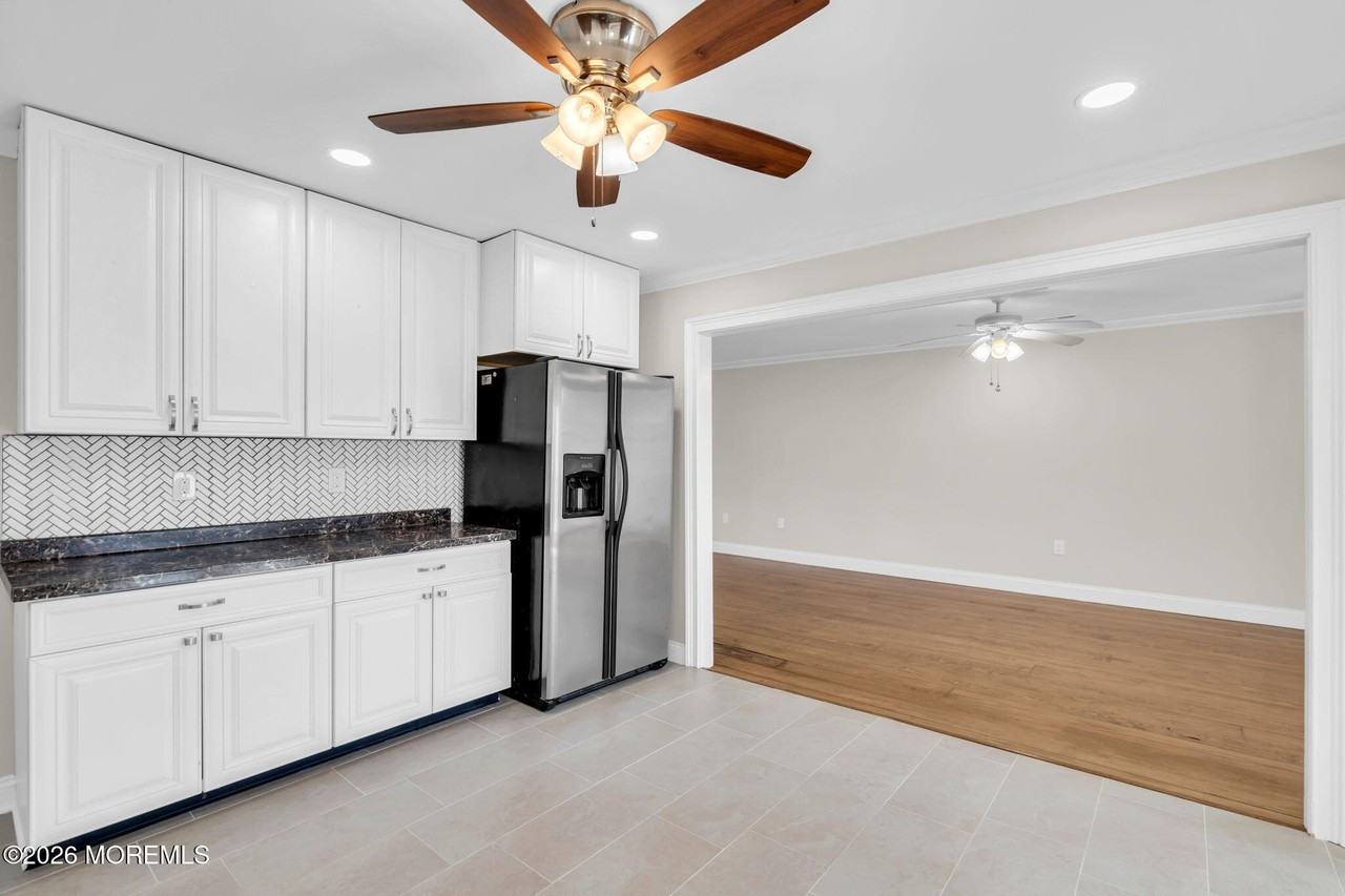 101 Clearwater Dr - Photo 5 of 29