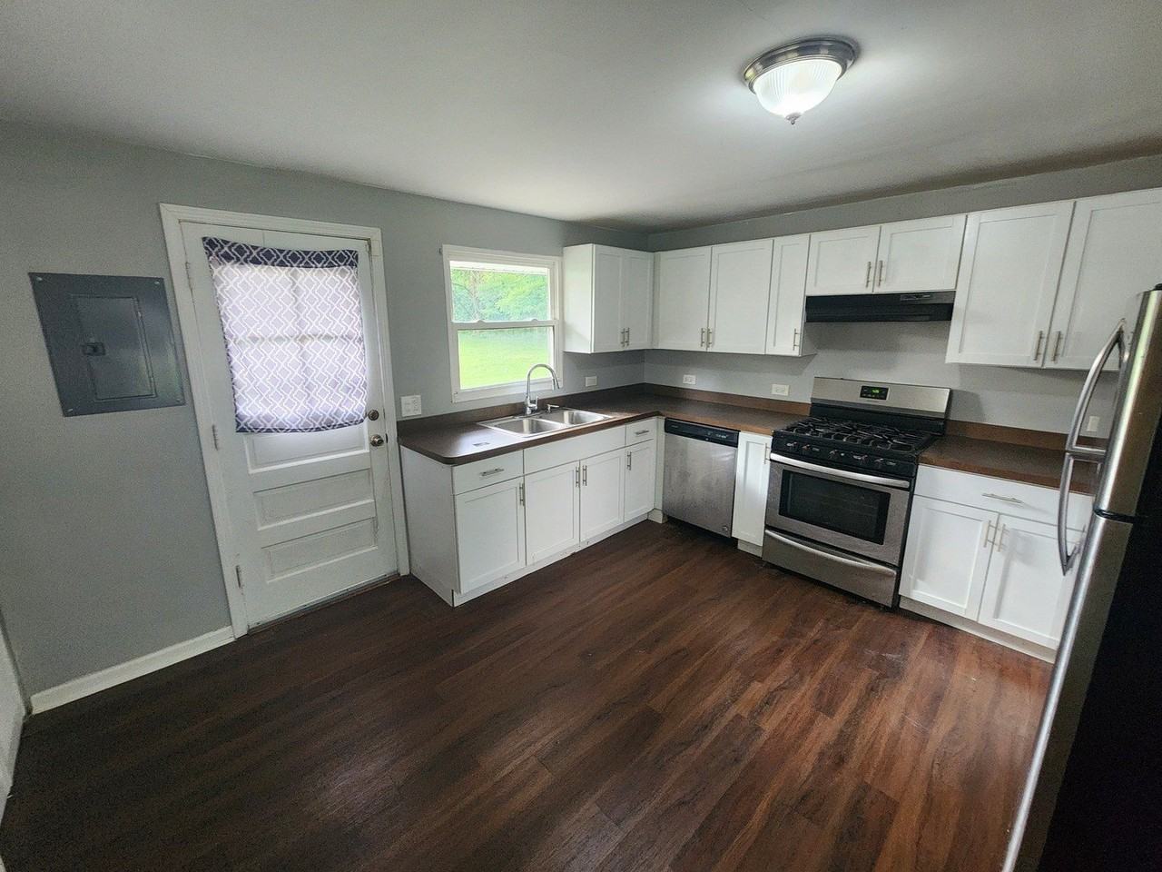 17950 Michael Ave - Photo 4 of 25