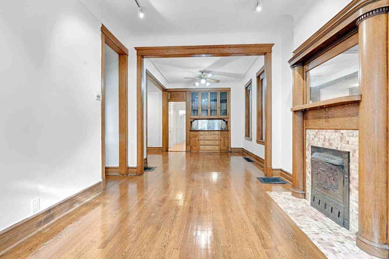 2439 N Seminary Ave #1 - Photo 4 of 29