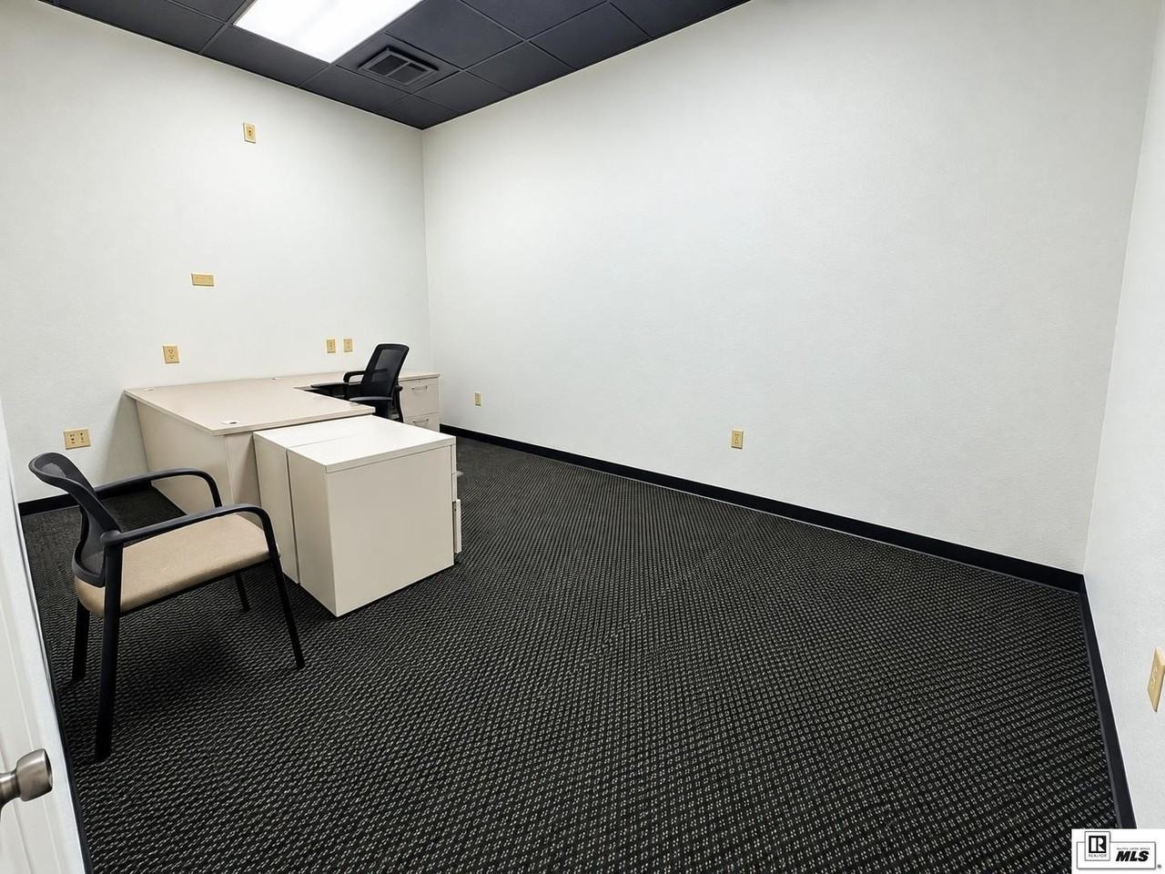 712 Celebrity Dr - Photo 2 of 4