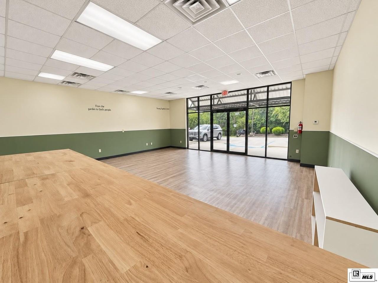 728 Celebrity Dr - Photo 3 of 9