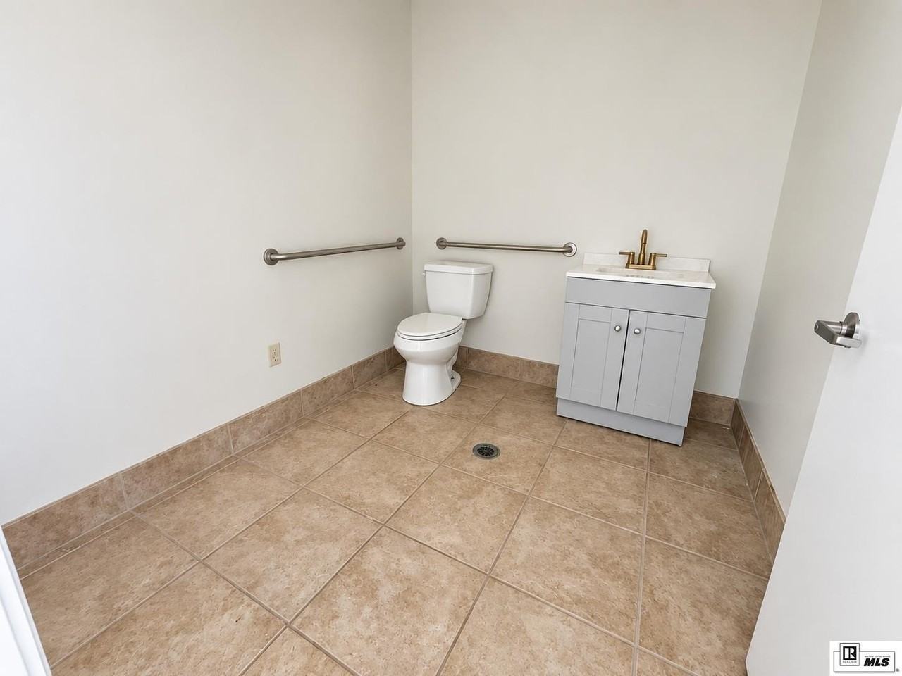 728 Celebrity Dr - Photo 6 of 9
