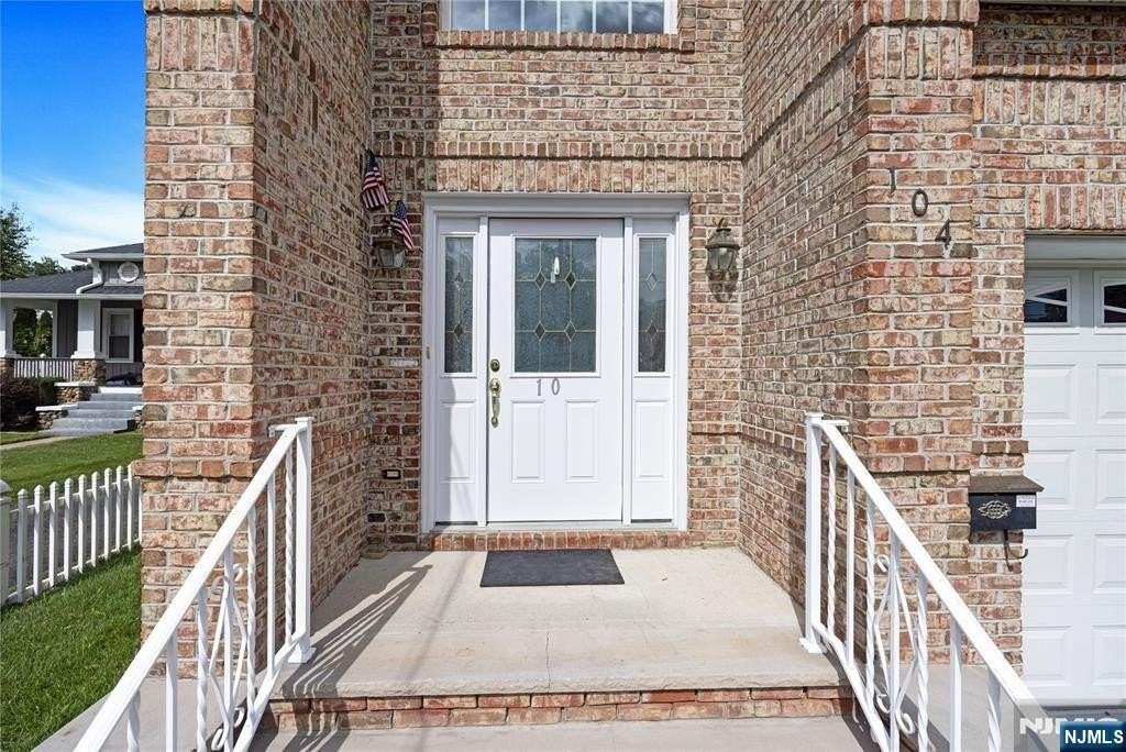 104 Larch Ave - Photo 4 of 49