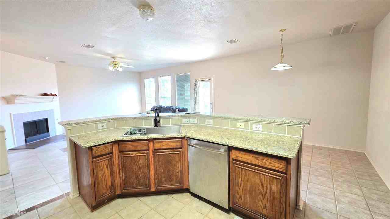 1608 Broadmoor Dr - Photo 4 of 12