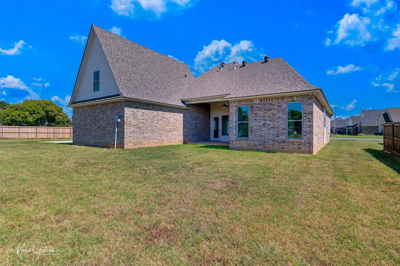 319 Newport Ln - Photo 4 of 5
