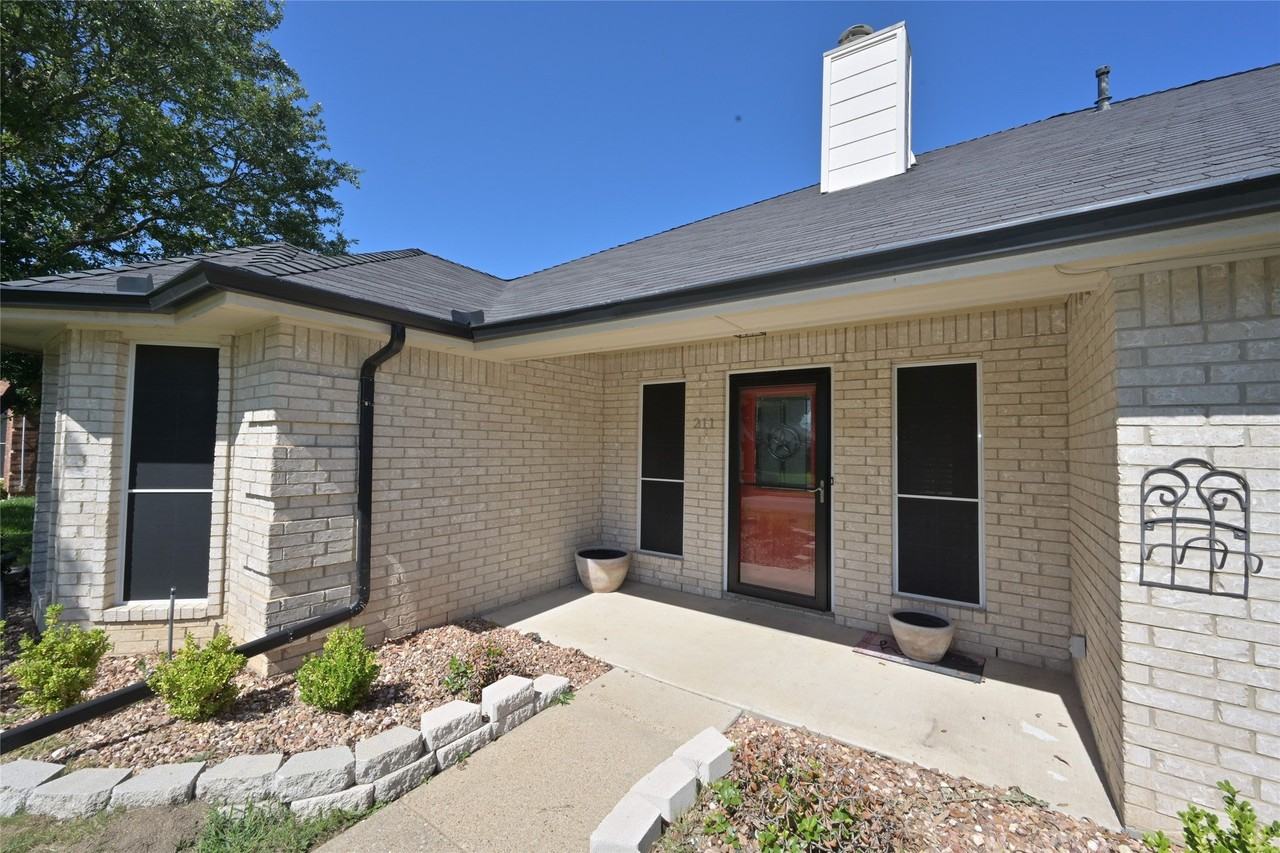 211 Barbara Way - Photo 2 of 40