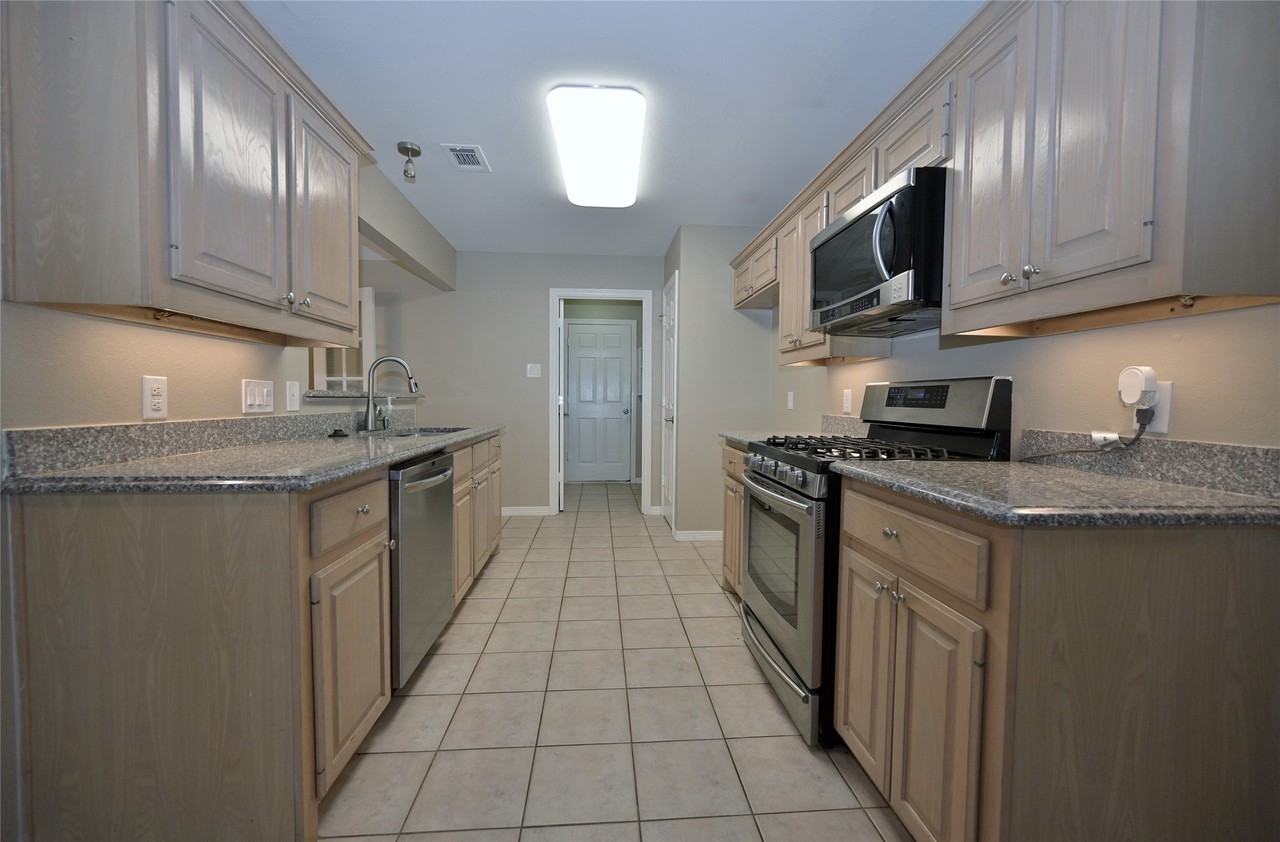 211 Barbara Way - Photo 3 of 40
