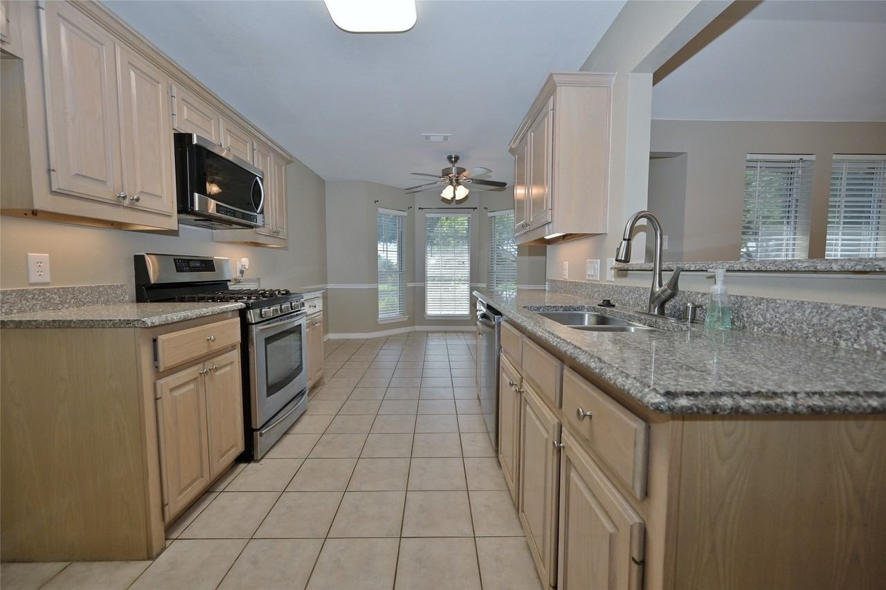 211 Barbara Way - Photo 5 of 40