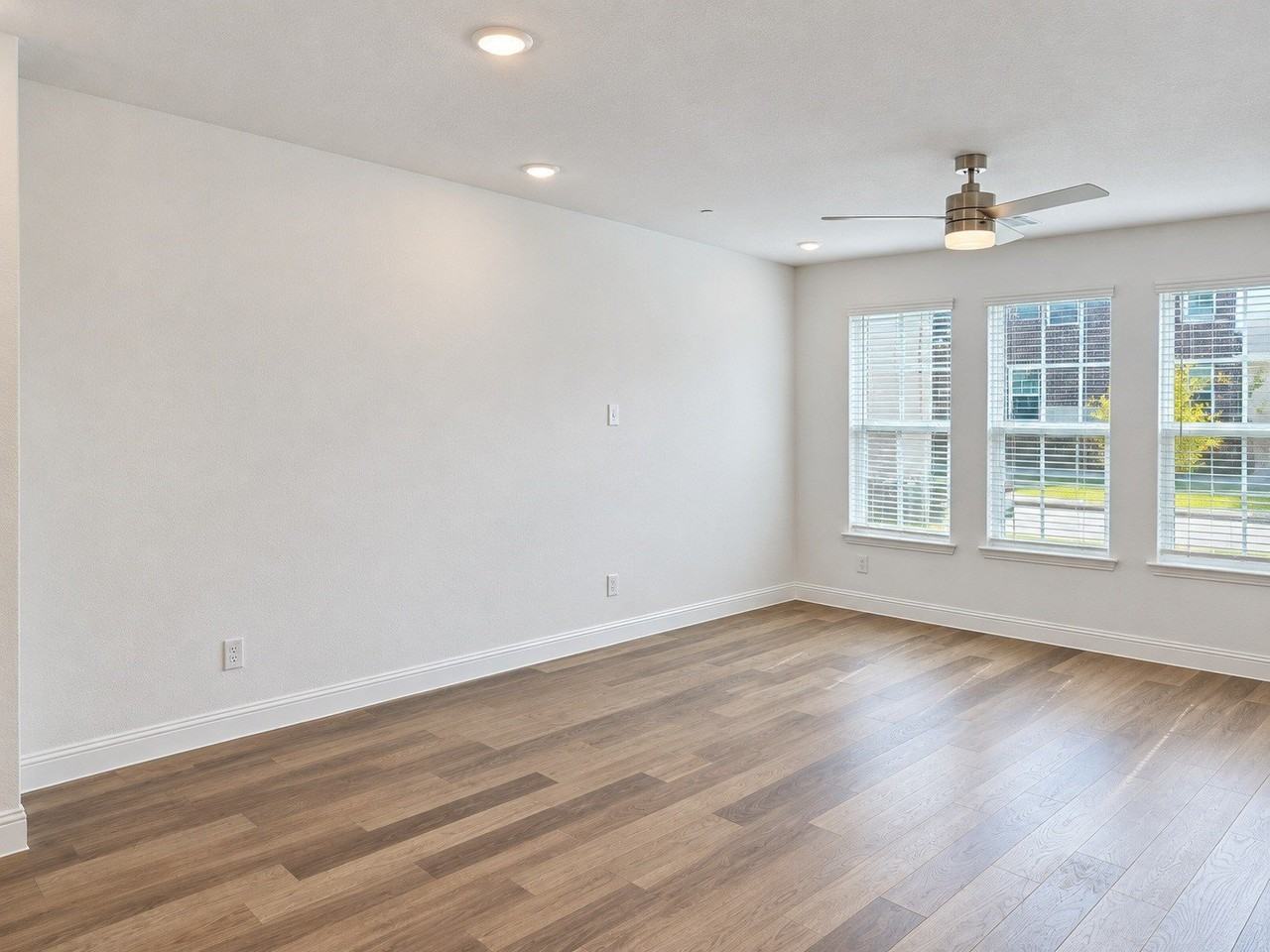 1026 Stockton Dr - Photo 2 of 10