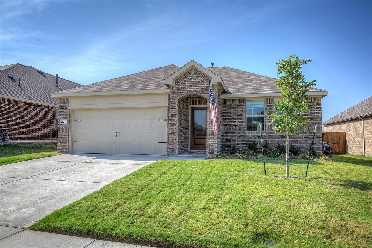 2124 Whispering Sage Blvd - Photo 2 of 32
