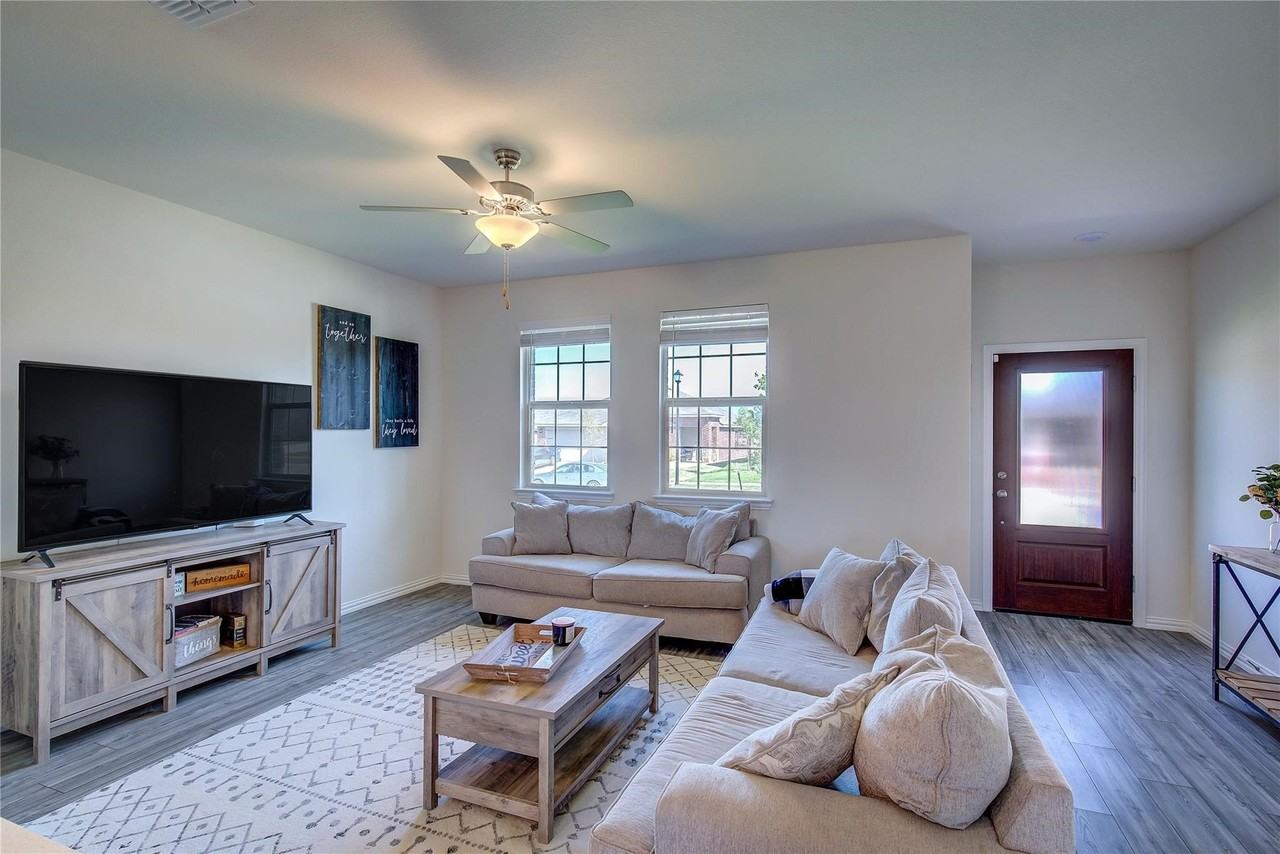 2124 Whispering Sage Blvd - Photo 4 of 32
