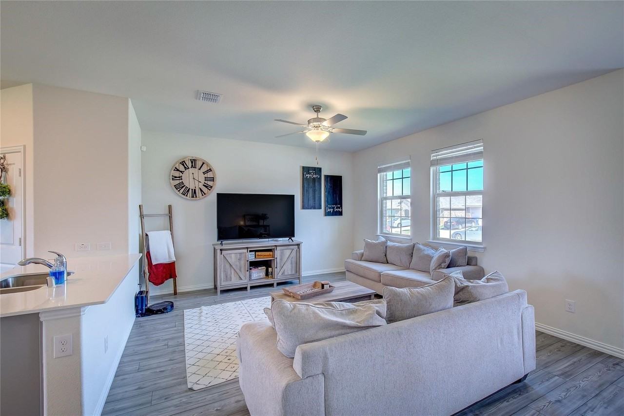 2124 Whispering Sage Blvd - Photo 5 of 32