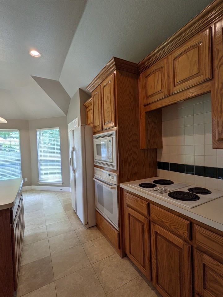 310 Chisholm Trl - Photo 4 of 12