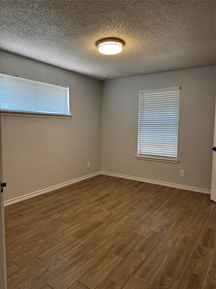 2121 Oak Valley Ln - Photo 3 of 13