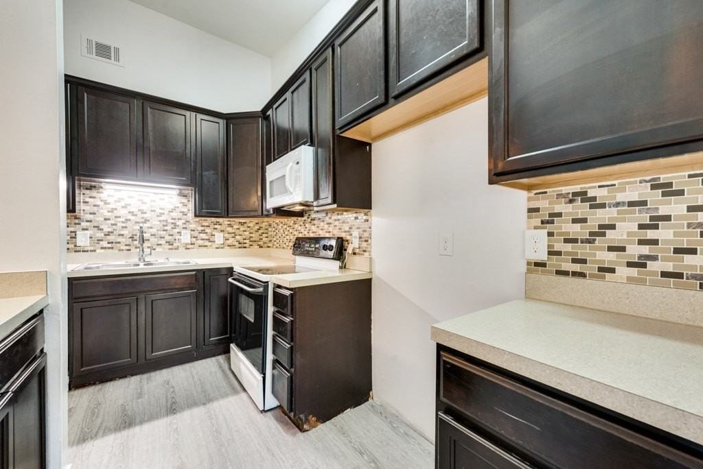 2445 Red River St - Photo 4 of 17