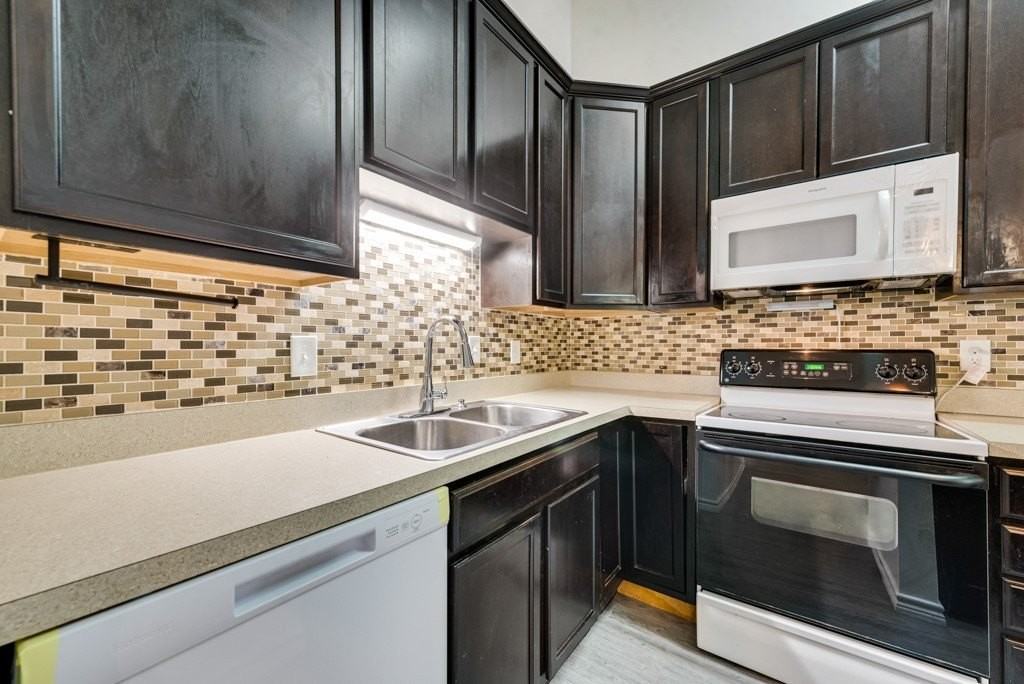 2445 Red River St - Photo 6 of 17