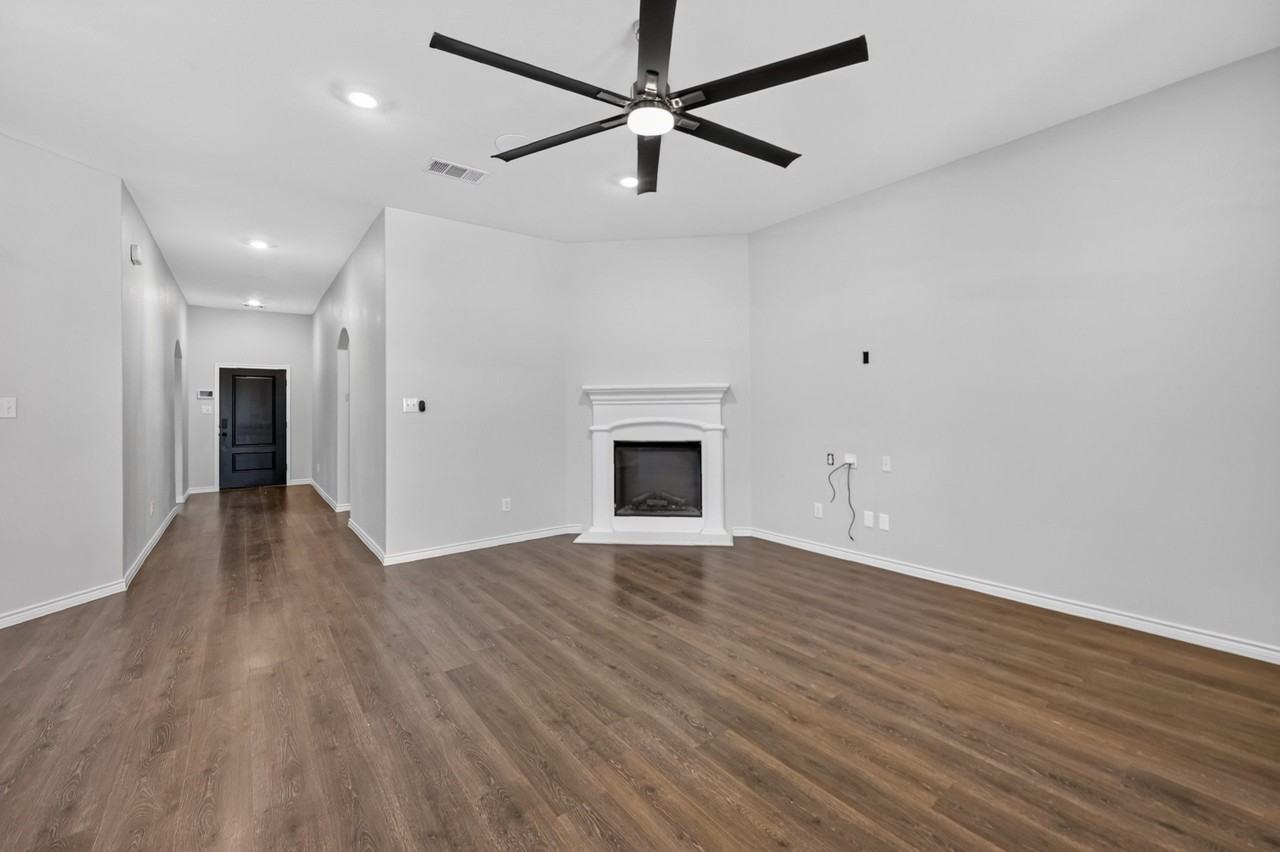 108 Lakeview Cir - Photo 2 of 20