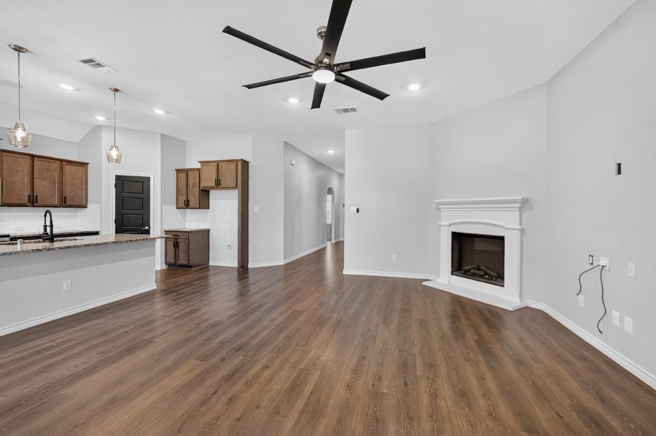 108 Lakeview Cir - Photo 3 of 20