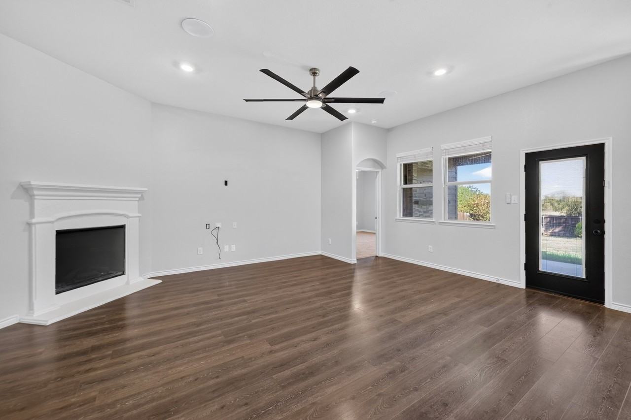 108 Lakeview Cir - Photo 4 of 20