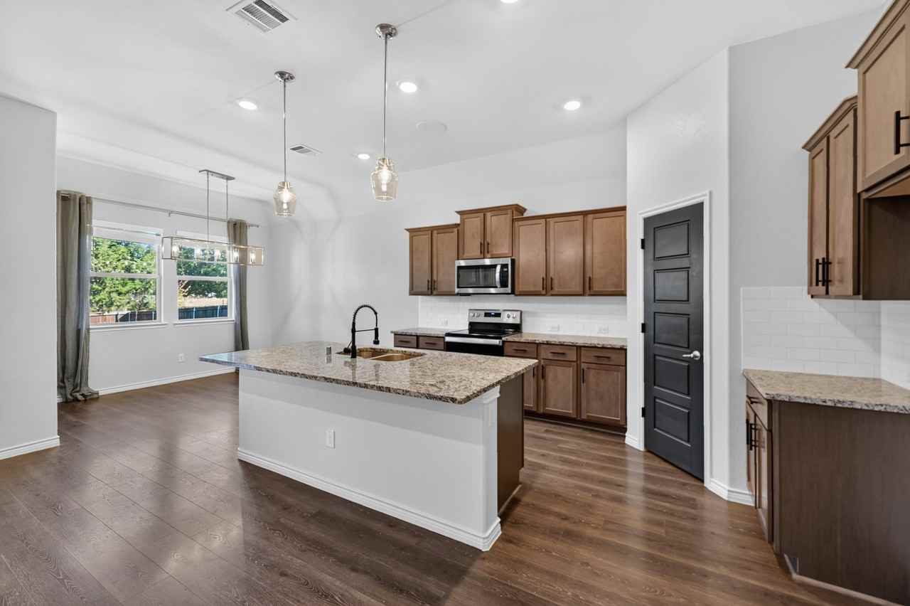108 Lakeview Cir - Photo 5 of 20