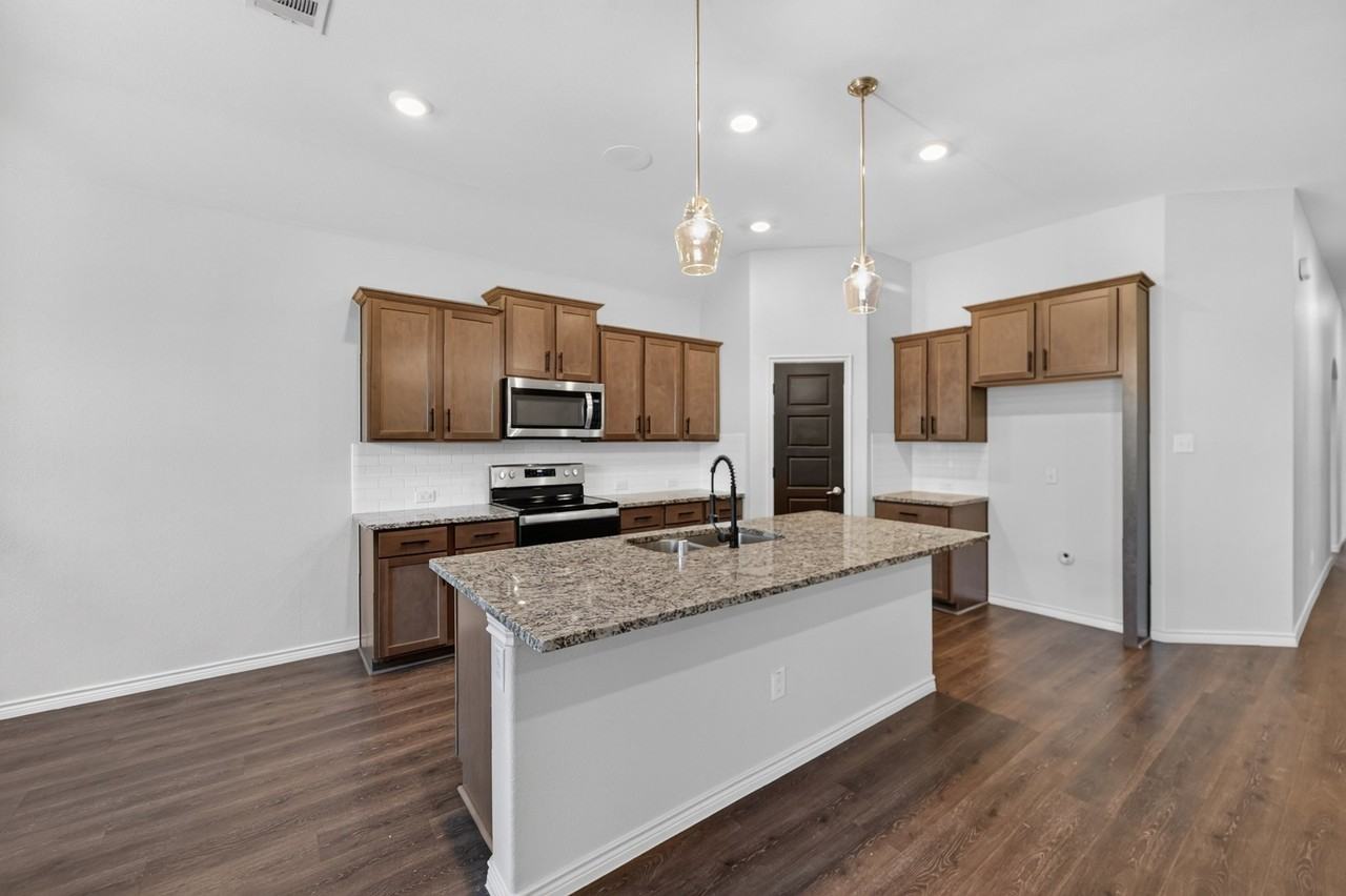 108 Lakeview Cir - Photo 6 of 20