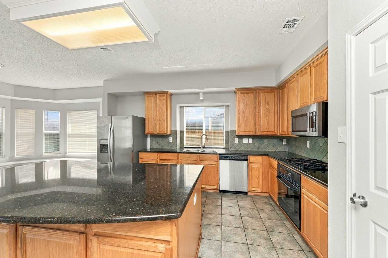 736 Mulberry Ln - Photo 6 of 17