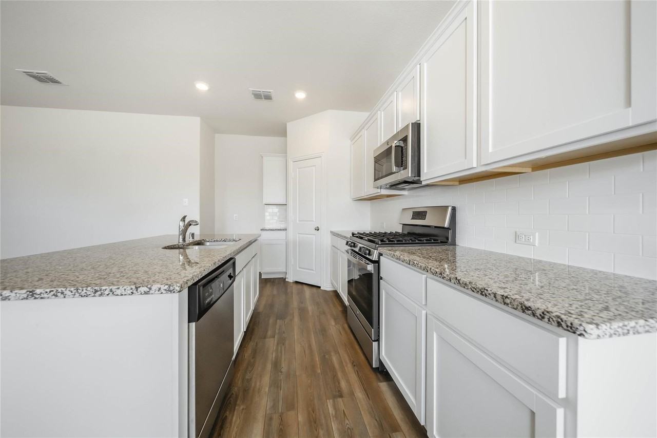 432 Holt Ln - Photo 6 of 34