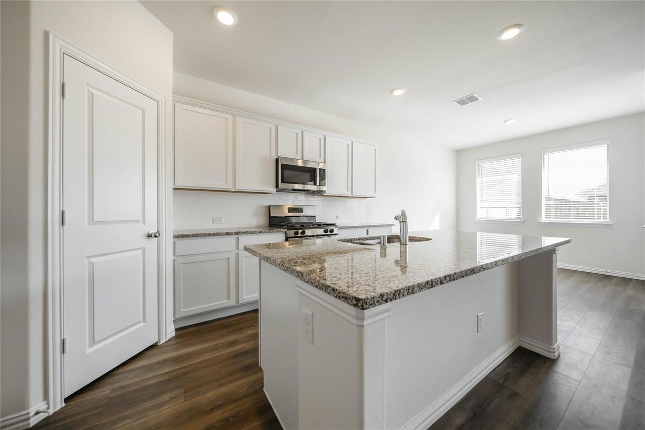 432 Holt Ln - Photo 7 of 34