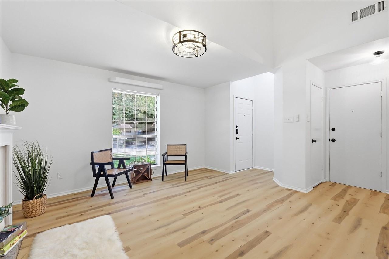 209 Rodeo Dr - Photo 4 of 26