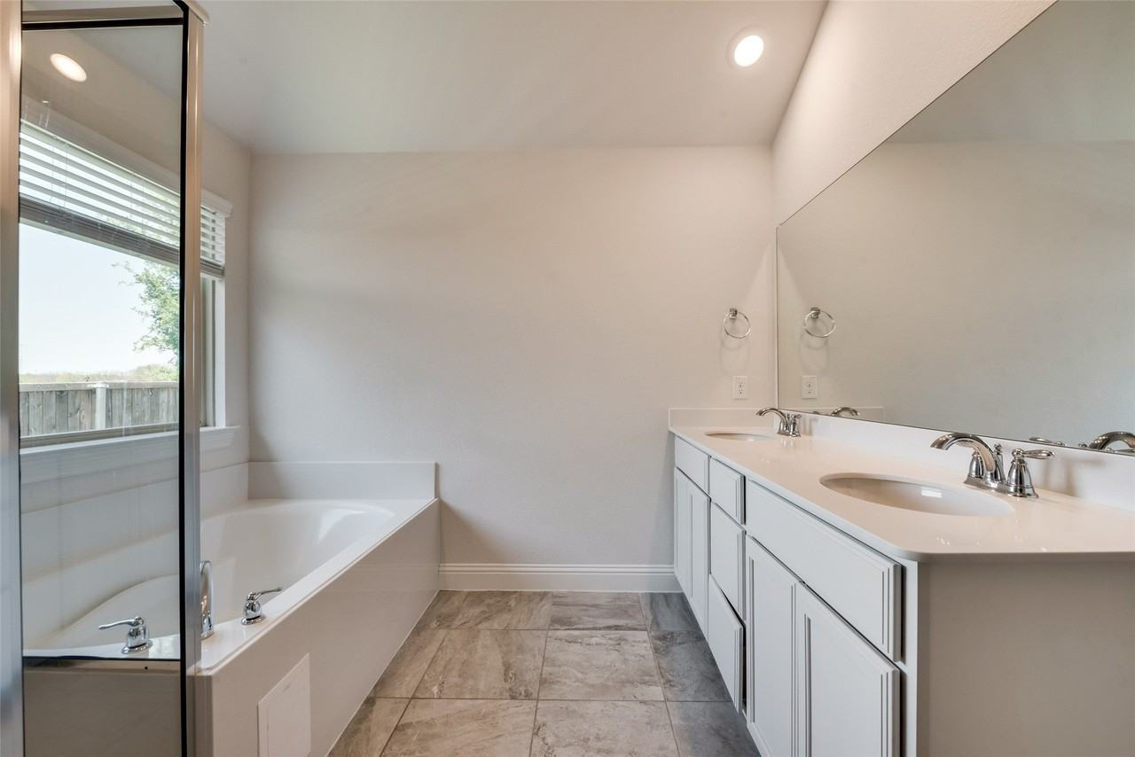 1211 Freestone Dr - Photo 4 of 19