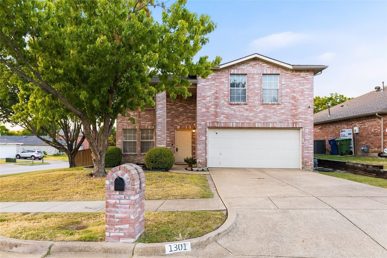1301 Mill Xing - Photo 3 of 37