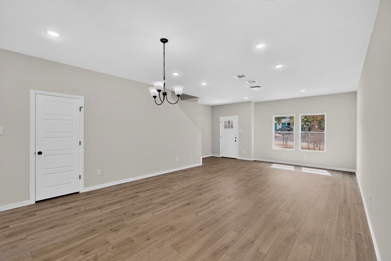 3327 Eastland St - Photo 4 of 30