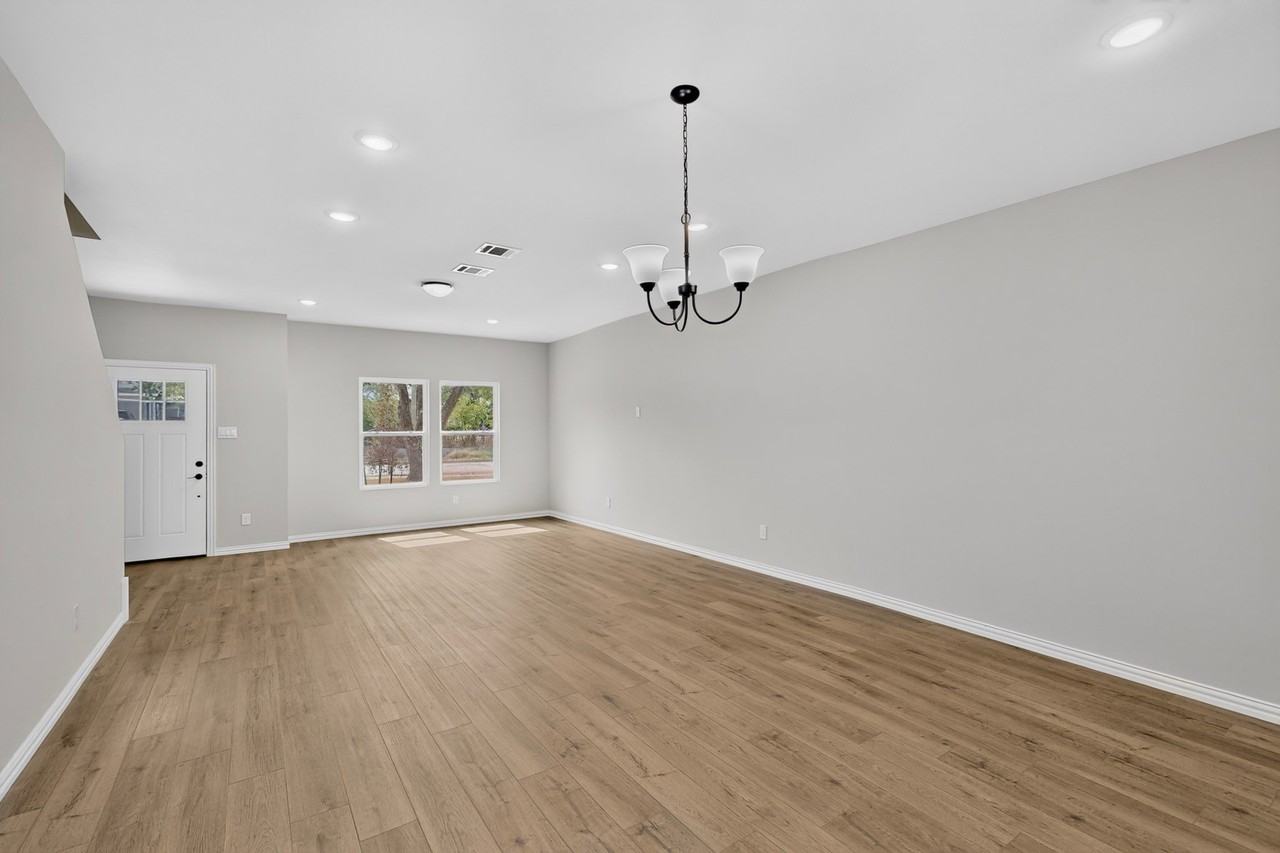 3327 Eastland St - Photo 5 of 30