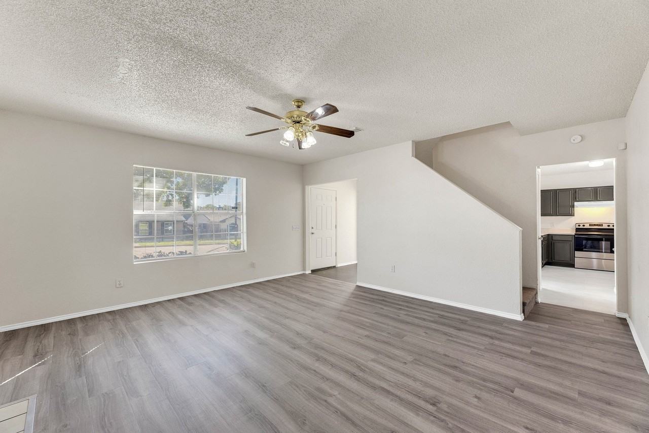 919 Sumac Dr - Photo 3 of 20
