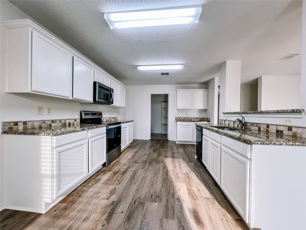 1329 Scenic Hills Dr - Photo 3 of 26