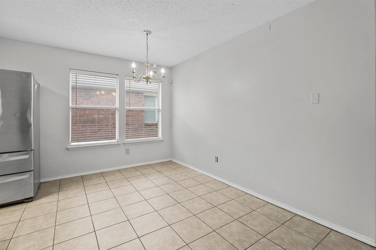 1579 Chivalry Ln - Photo 5 of 17