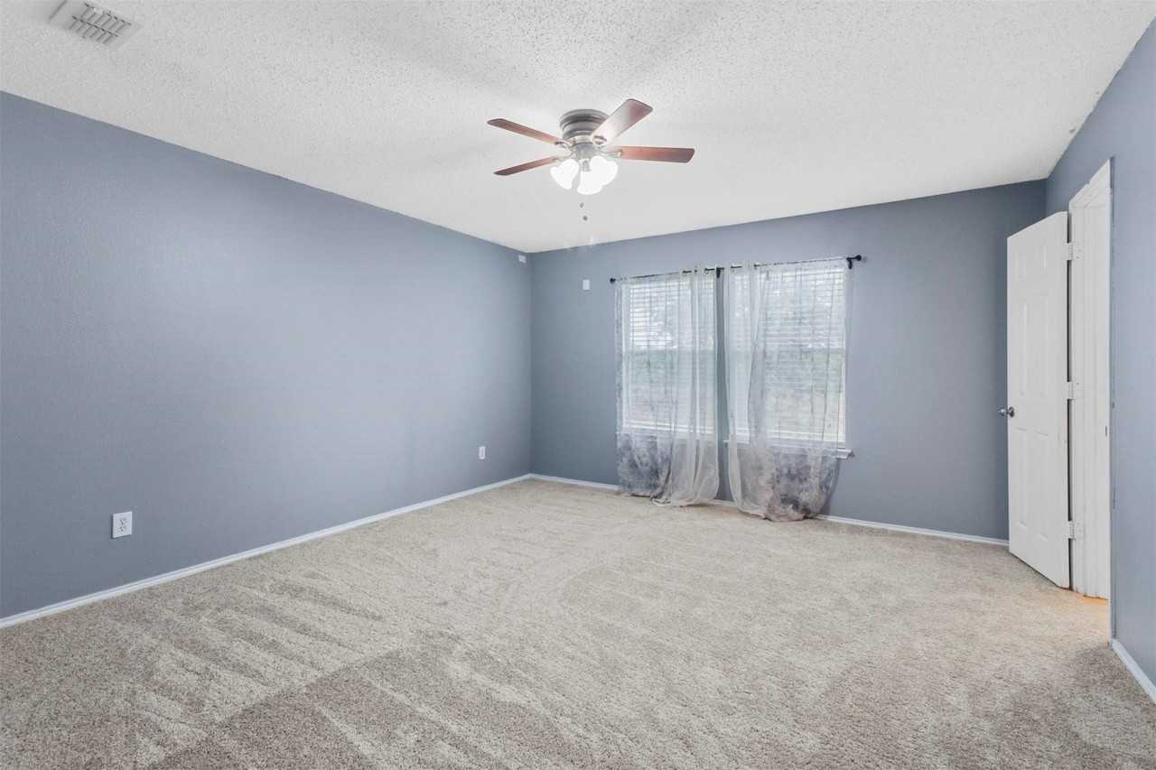 1579 Chivalry Ln - Photo 6 of 17