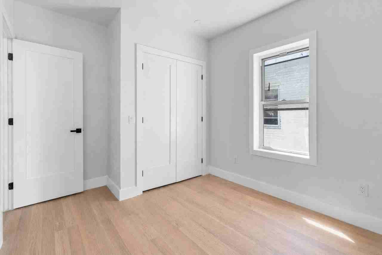 453 E 46th St #2 - Photo 4 of 16