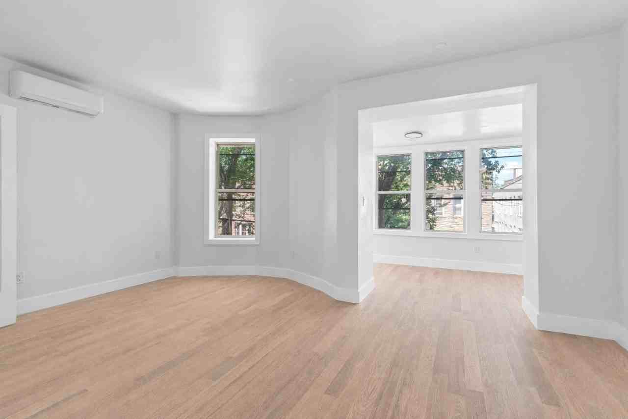 453 E 46th St #2 - Photo 5 of 16