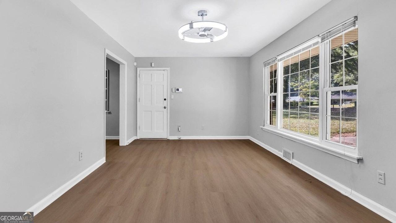 2726 Hollywood Dr - Photo 2 of 10