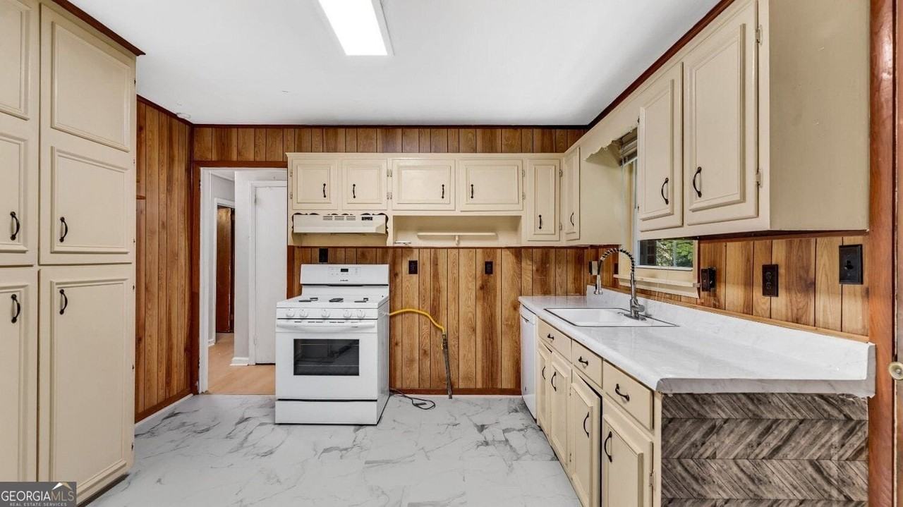 2726 Hollywood Dr - Photo 4 of 10