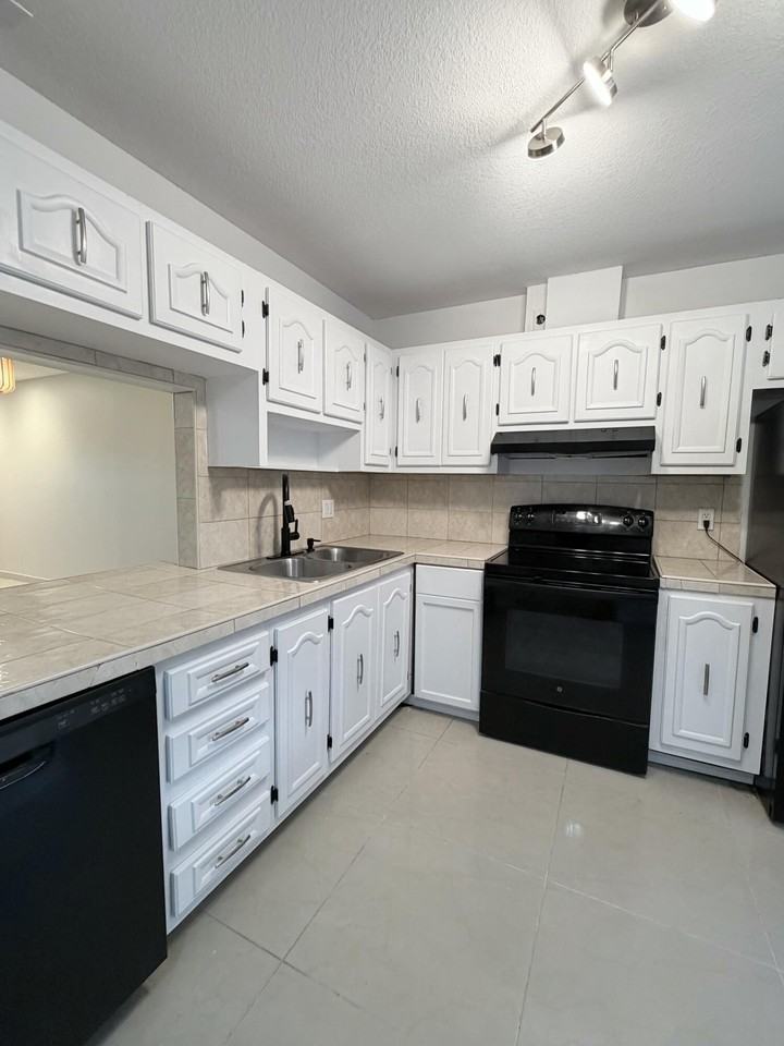 630 Marlboro Oval #B - Photo 4 of 27