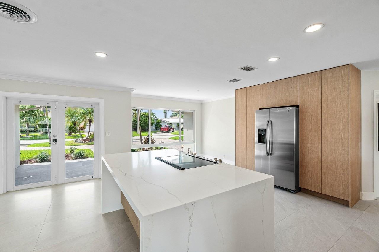 1525 Se 6th St - Photo 3 of 50