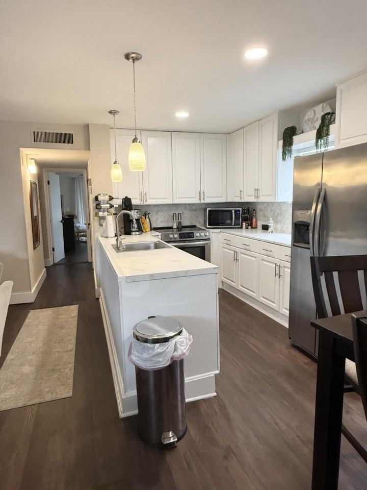 568 Burgundy L - Photo 2 of 16