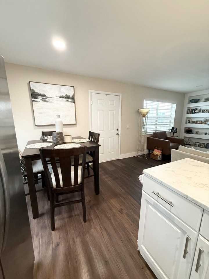 568 Burgundy L - Photo 6 of 16
