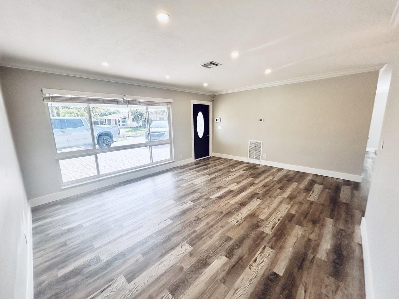 328 Se 6th Ave - Photo 3 of 27