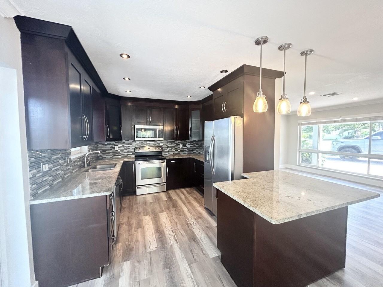 328 Se 6th Ave - Photo 4 of 27
