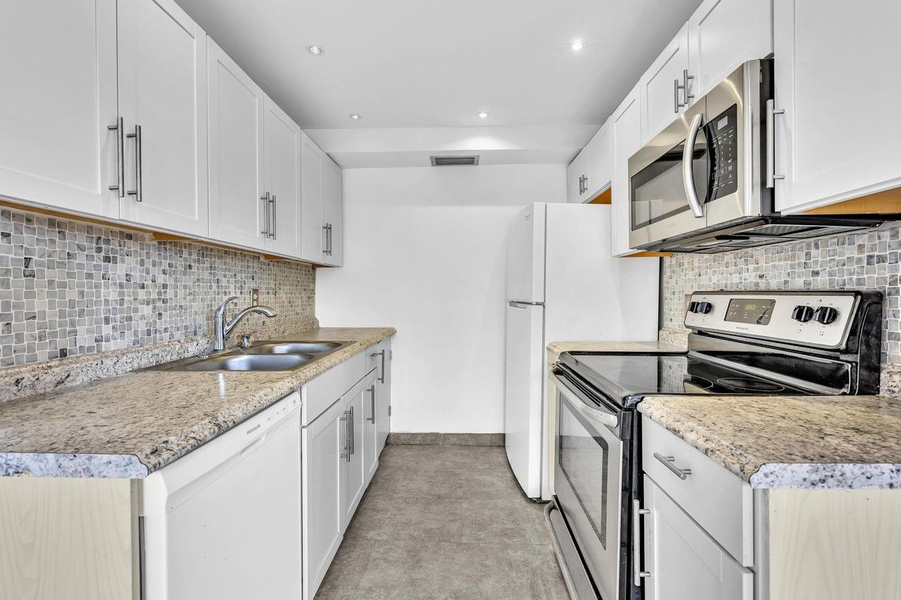3076 Cornwall D - Photo 3 of 50