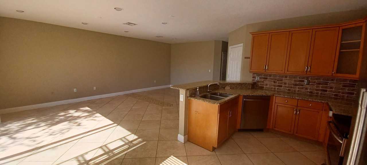 4715 Sw 164th Ave #4715 - Photo 7 of 21