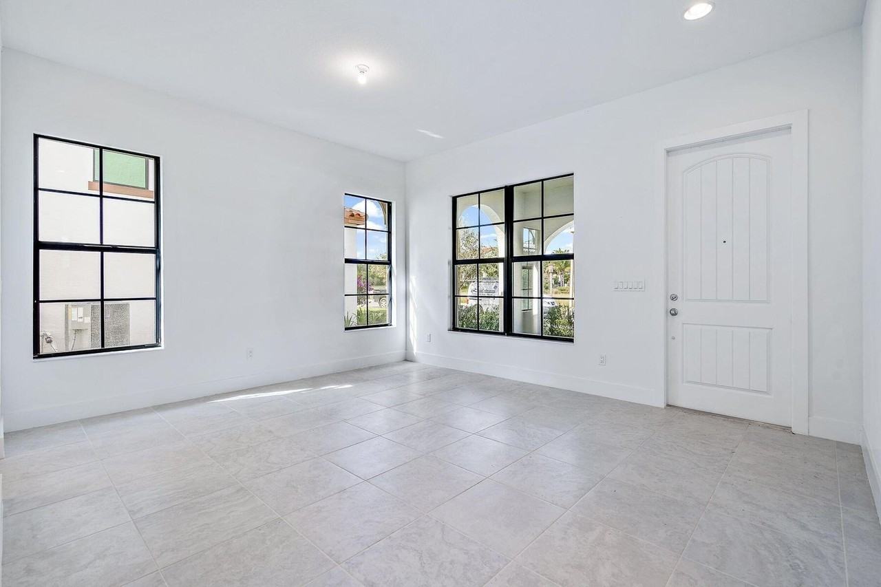 1241 Faulkner Ter - Photo 5 of 33